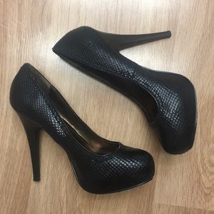 Black Steve Madden Platform Snake Skin Pumps